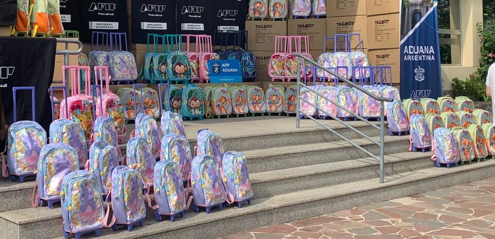 Aduana donó 3.760 mochilas a escuelas de la provincia